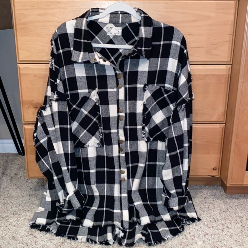 Oli & Hali Oversized Black/White Plaid Fringe Shacket. Size M/L. NEW